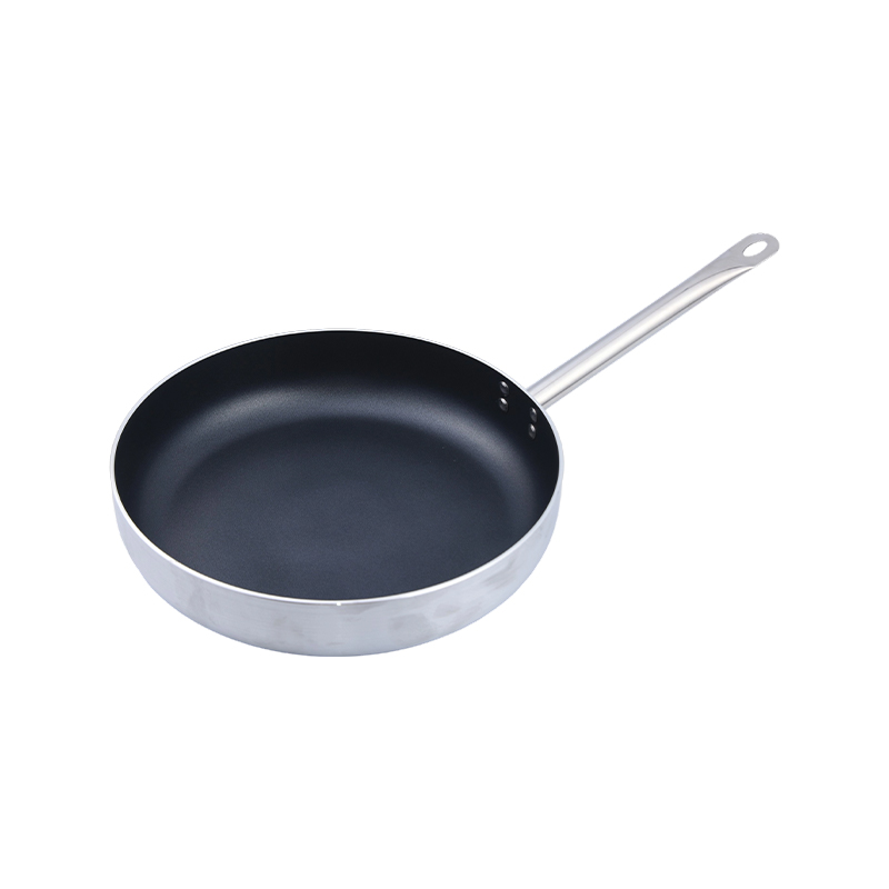 Finition de ponçage de la poêle à frire en aluminium pressé
